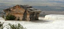 Tomb_submerged_in_a_travertine_pool_in_Pamukkale.jpg